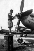 db_J_152_Sq_Fred_servicing_Spitfire_-_1